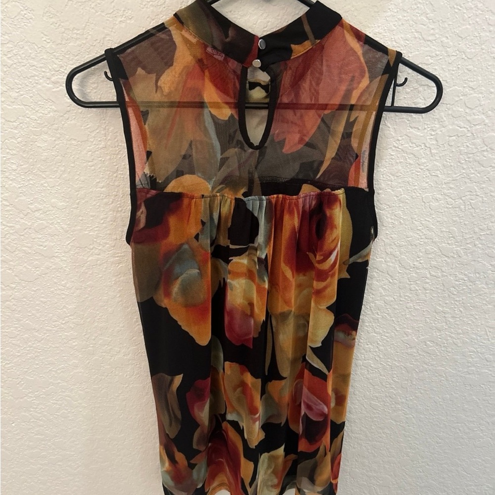 Chic Floral‎ Sleeveless Blouse - Picture 2 of 3